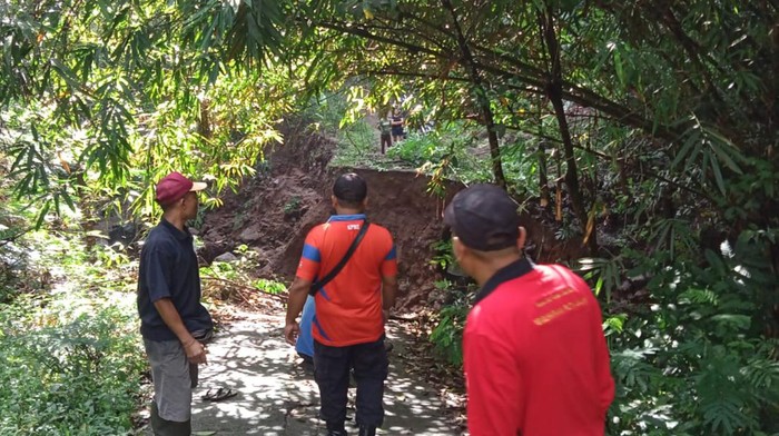 BPBD Kabupaten Karangasem saat melakukan pengecekan di ruas jalan Teki-Panglega yang jebol di Desa Datah, Kecamatan Abang Jumat (7/4/2023). (istimewa)