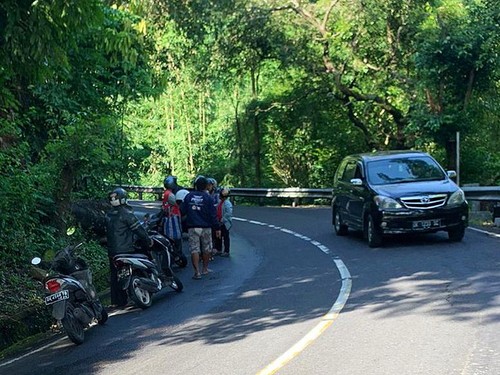Damkartan Kabupaten Karangasem saat melakukan penanganan terhadap ceceran solar yang membuat lima pengendara terjatuh di Desa Tista, Kecamatan Abang, Kabupaten Karangasem Jumat (7/4/2023).