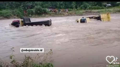 Tangkapan layar dua dump truk terjebak banjir di Bima, NTB, Jumat (7/4/2023) siang.