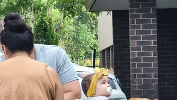 Si bayi punya kaki orang dewasa. Foto: Reddit