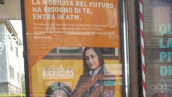Posisinya pas bikin orang mengira penampakan kaki bagian dari poster. Foto: Reddit