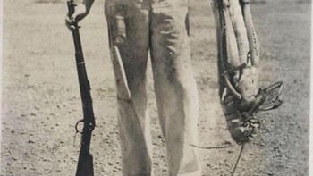 Diambil pada tahun 1937, foto seorang pria yang memegang apa yang tampak seperti belalang raksasa ternyata adalah tipuan. Foto: Onedio