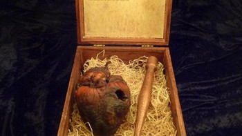 Foto jantung mumi Auguste Delagrange. Dia dikatakan sebagai vampir dan dituduh membunuh beberapa orang di Louisiana. Dia meninggal pada tahun 1912 di tangan seorang pendeta dan praktisi voodoo yang menancapkan pasak ke jantungnya. Foto: Onedio