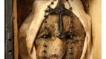 Mumi kepala biarawati pertama yang konon kerasukan. Foto: Onedio