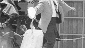 Bukan gambar yang seram ya. Tapi foto ini menunjukkan seorang pemilik hotel menuangkan asam ke dalam kolam saat orang kulit hitam berenang di dalamnya pada tahun 1964. Mengerikan. Foto: Onedio