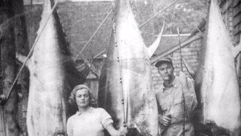 Pasangan yang berhasil menangkap ikan tuna. Foto: Rarehistoricalphotos