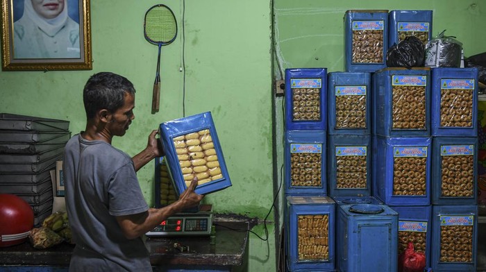 Pekerja menyusun kaleng yang berisi kue kering pada sentra Usaha Mikro Kecil dan Menengah (UMKM) Pusaka Kwitang di Jalan Inspeksi Kali Ciliwung, Kwitang, Jakarta, Rabu (5/4/2023). Pelaku usaha tersebut menyatakan menjelang lebaran Idul Fitri 2023, kue kering yang dijual dengan harga Rp80 ribu per kilogramnya tersebut mengalami peningkatan sekitar 30 persen jika dibandingkan tahun lalu. ANTARA FOTO/M Risyal Hidayat/aww.