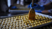 Pekerja menyelesaikan produksi kue kering di pabrik kue J&C Cookies, Cimenyan, Kabupaten Bandung, Jawa Barat, Kamis (30/3/2023). Pada Bulan Suci Ramadhan 1444 H, J&C cookies menargetkan dapat memproduksi sebanyak 500 lusin kue kering per hari guna memenuhi kebutuhan pelanggan dan reseller yang berada di berbagai kota di Indonesia. ANTARA FOTO/Raisan Al Farisi  
