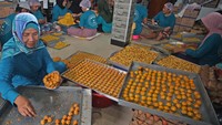 Pekerja mengemas kue kering di Botisha Cookes Kampung Nastar, Larangan, Tangerang, Banten, Rabu (5/4/2023). Berbagai jenis kue kering skala rumahan seperti nastar, putri salju, mete coklat dan kastengel tersebut dijual dengan harga Rp50.000 hingga Rp75.000 per toples tergantung jenis kue. ANTARA FOTO/Muhammad Iqbal  