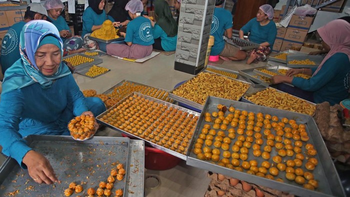 Pekerja mengemas kue kering di Botisha Cookes Kampung Nastar, Larangan, Tangerang, Banten, Rabu (5/4/2023). Berbagai jenis kue kering skala rumahan seperti nastar, putri salju, mete coklat dan kastengel tersebut dijual dengan harga Rp50.000 hingga Rp75.000 per toples tergantung jenis kue. ANTARA FOTO/Muhammad Iqbal/aww