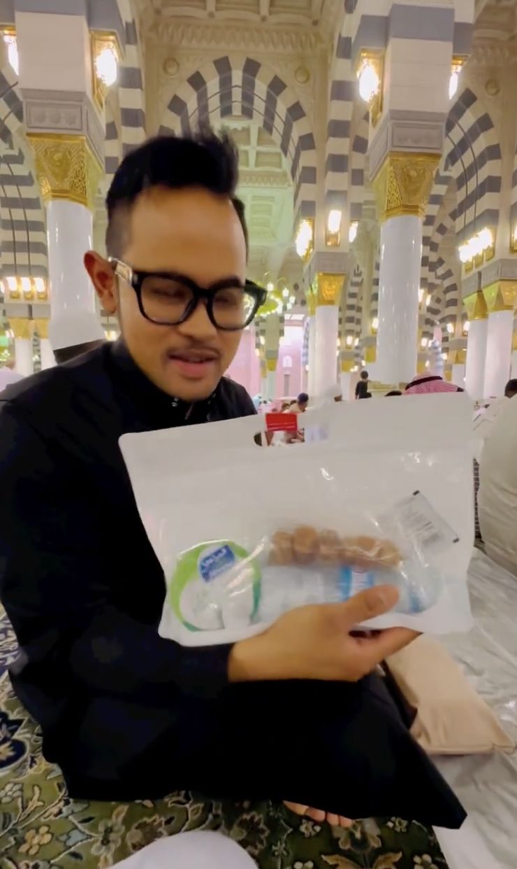 Gilang 'Juragan 99' menunjukkan isian takjil yang ia dapat di Masjid Nabawi, Madinah.