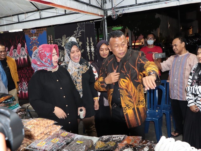 Giri saat menunjukkan produk UMKM warga Ponorogo