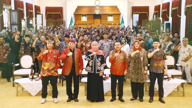 Gubernur Khofifah memberikan apresiasi kepada seniman dan juru pelihara cagar budaya Jatim.