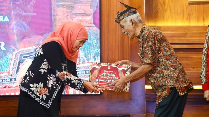 Gubernur Khofifah memberikan apresiasi kepada seniman dan juru pelihara cagar budaya Jatim.