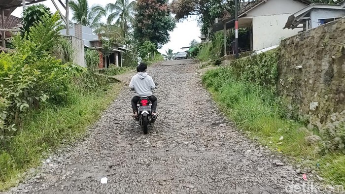 Jalan menuju rumah surga abah Jajang yang rusak