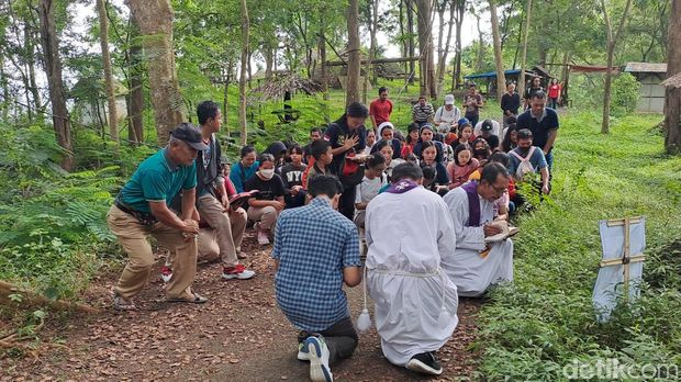 Prosesi Jalan Salib Gunung Gandul Wonogiri, Jumat (7/4/2023).