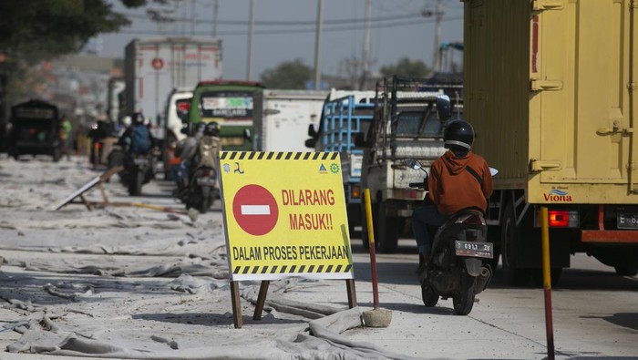 Pekerja melakukan pengaspalan di jalur pantura Kandanghaur, Indramayu, Jawa Barat, Jumat (7/4/2023). Perbaikan jalur pantura tersebut ditargetkan selesai pada H-10 Lebaran. ANTARA FOTO/Dedhez Anggara/nym.