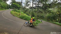 Jalanan yang mendaki, dan aspal meliuk-liuk yang memanggil untuk dilintasi.