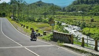 Mengitari Gunung Kawi di sisi kanan dan menyapa Gunung Arjuna di sebelah kiri.