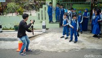 Menyapa anak-anak dan warga lokal menjadi pengalaman tersendiri. 
