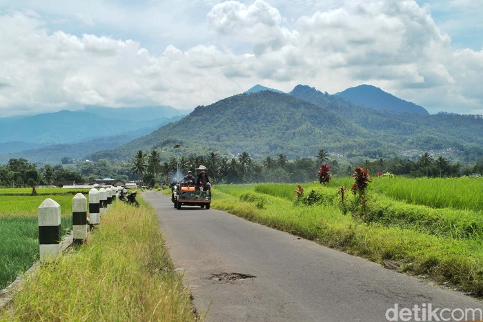 Perjalanan Blitar menuju Batu via Pujon sangat eksotis. Memberikan pesona landscape Jawa yang masih otentik. Ini foto-fotonya.
