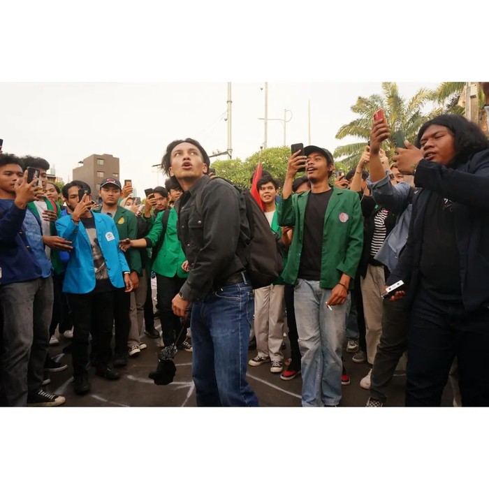 Jefri Nichol saat membaur bersama mahasiswa untuk demo menolak pengesahan Perppu Ciptaker.