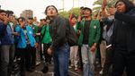 7 Potret Jefri Nichol Demo di Depan DPR dan Lempar Tikus Mati