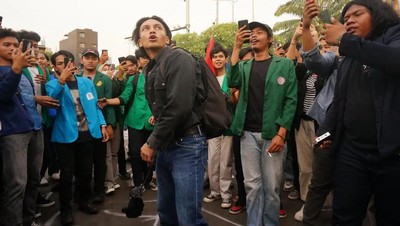 7 Potret Jefri Nichol Demo di Depan DPR dan Lempar Tikus Mati