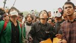 7 Potret Jefri Nichol Demo di Depan DPR dan Lempar Tikus Mati