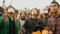 Momen Jefri Nichol dan para mahasiswa melempar tikus mati ke dalam gedung DPR mencuri perhatian publik. (Foto: dok. Instagram @auliaraflii)