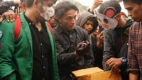 Pada demonstrasi itu, Jefri Nichol diminta untuk mewakili mahasiswa melempar bangkai tikus ke dalam kawasan gedung DPR. (Foto: dok. Instagram @auliaraflii)