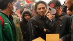 7 Potret Jefri Nichol Demo di Depan DPR dan Lempar Tikus Mati