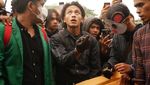 7 Potret Jefri Nichol Demo di Depan DPR dan Lempar Tikus Mati