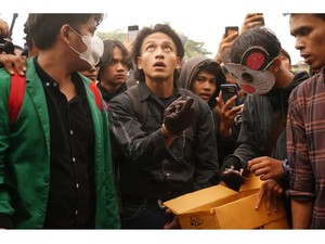 Jefri Nichol Ikut Demo, Bawa Payung Hitam-Lempar Tikus Mati ke Gedung DPR