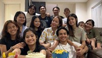 Disela-sela waktu shootingnya, Jefri Nichol paling senang berkumpul bersama orang-orang terdekat. Apalagi pada saat merayakan ulang tahun beberapa waktu lalu. Foto: Instagram/jefrinichol
