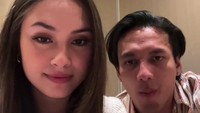 Bersama Caitlin Halderman, dirinya juga seringkali makan bersama usai melakukan pekerjaan bersama. Kerupuk kulit menjadi camilan yang disukainya. Foto: Instagram/jefrinichol