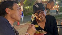 Saat istirahat shooting, Jefri Nichol tak sungkan makan di warung kaki lima. Ia sempat menyuapi salah satu teman yang duduk dekatnya. Foto: Instagram/jefrinichol