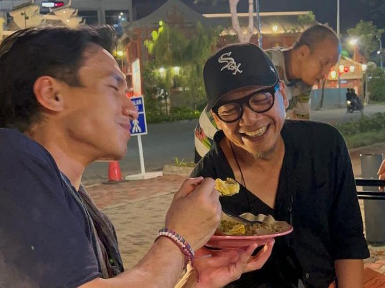 Ikut Demo, Jefri Nichol Juga Tak Malu Makan di Kaki Lima