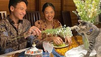 Selain akrab dengan manusia, Jefri Nichol juga penyayang terhadap hewan. Ia tak keberatan didekati seekor kucing saat makan. Foto: Instagram/jefrinichol