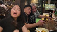 Menghabiskan waktu untuk makan bersama juga dilakukan Jefri Nichol bersama keluarganya. Mengunjungi sebuah restoran yang enak menjadi jadwal wajibnya. Foto: Instagram/jefrinichol
