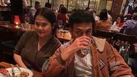 Sahabat dekatnya juga sering diajak makan bersama oleh Jefri Nichol. Setumpuk makanan yang memenuhi meja dipesan untuk disantap bersama-sama. Foto: Instagram/jefrinichol
