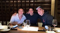 Usai makan malam, Jefri dan kakaknya lanjut mengunjungi sebuah bar. Di sana mereka berbincang sambil minum-minum santai. Foto: Instagram/jefrinichol