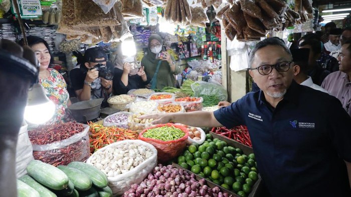 Mendag Zulhas meninjau harga bapok di Pasar Wonokromo, Surabaya. Dua pekan menjelang Idul Fitri, harga kebutuhan pokok justru turun.