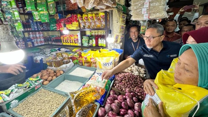 Jelang Lebaran Harga Bapok Terkendali Mendag Zulhas meninjau harga bapok di Pasar Wonokromo, Surabaya. Dua pekan menjelang Idul Fitri, harga kebutuhan pokok justru turun.