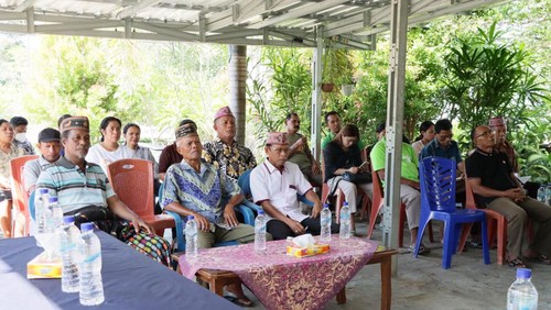 Warga Kelurahan Wae Kelambu, Labuan Bajo, Kabupaten Manggarai Barat Nusa Tenggara Timur (NTT) menghadiri Kegiatan Jumat Curhat Polres Manggarai Barat di Kantor Lurah Wae Kelambu, Jumat (7/4/2023).