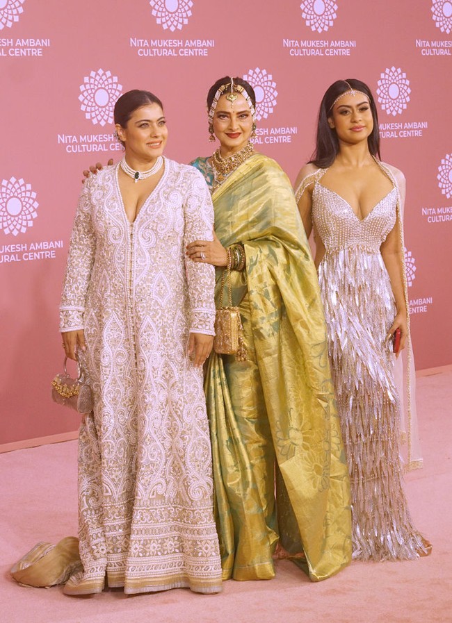 Aktris Bollywood Kajol menghadiri pesta peluncuran Pusat Budaya Nita Mukesh Ambani di India pada Sabtu (1/4/2023). Bintang film Kuch Kuch Hota Hai itu menggandeng putrinya Nysa Devgan ke pesta yang digelar orang terkaya India, Mukesh Ambani, itu. Foto: Dok. Getty Images, Instagram @Aastha Sharma