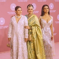 Aktris Bollywood Kajol menghadiri pesta peluncuran Pusat Budaya Nita Mukesh Ambani di India pada Sabtu (1/4/2023). Bintang film Kuch Kuch Hota Hai itu menggandeng putrinya Nysa Devgan ke pesta yang digelar orang terkaya India, Mukesh Ambani, itu. Foto: Dok. Getty Images, Instagram @Aastha Sharma