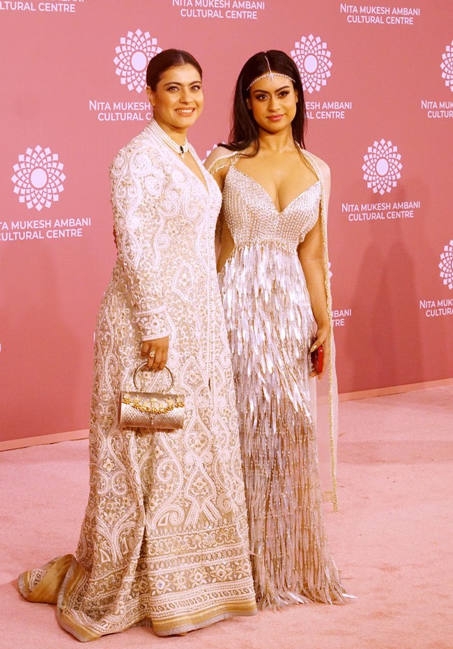 Saat menghadiri peluncuran Pusat Budaya Nita Mukesh Ambani, Kajol dan putrinya Nysa Devgan kompak memakai busana berwarna ivory dengan sentuhan silver. Foto: Dok. Getty Images, Instagram @Aastha Sharma