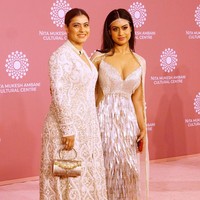 Saat menghadiri peluncuran Pusat Budaya Nita Mukesh Ambani, Kajol dan putrinya Nysa Devgan kompak memakai busana berwarna ivory dengan sentuhan silver. Foto: Dok. Getty Images, Instagram @Aastha Sharma
