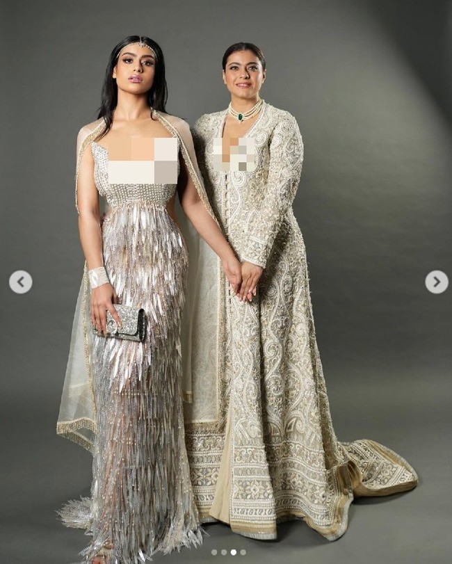 Saat menghadiri peluncuran Pusat Budaya Nita Mukesh Ambani, Kajol dan putrinya Nysa Devgan kompak memakai busana berwarna ivory dengan sentuhan silver. Foto: Dok. Getty Images, Instagram @Aastha Sharma